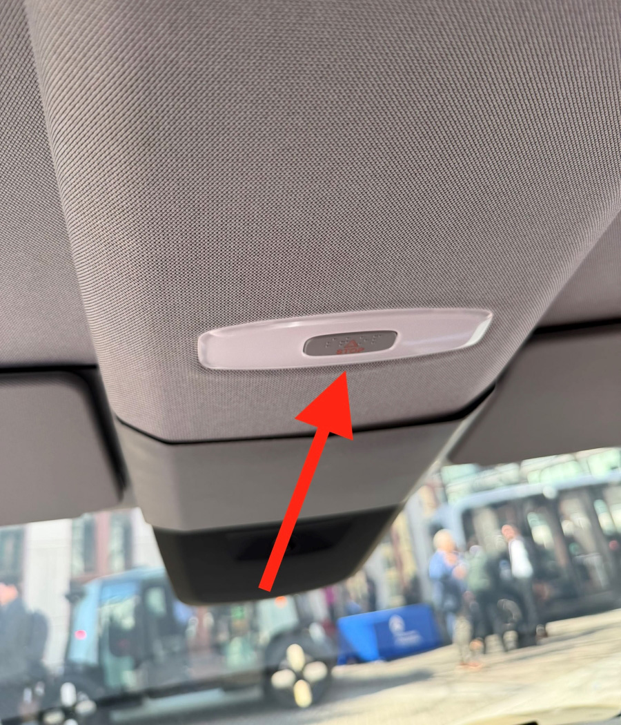 Кнопка аварійної зупинки Cybercab