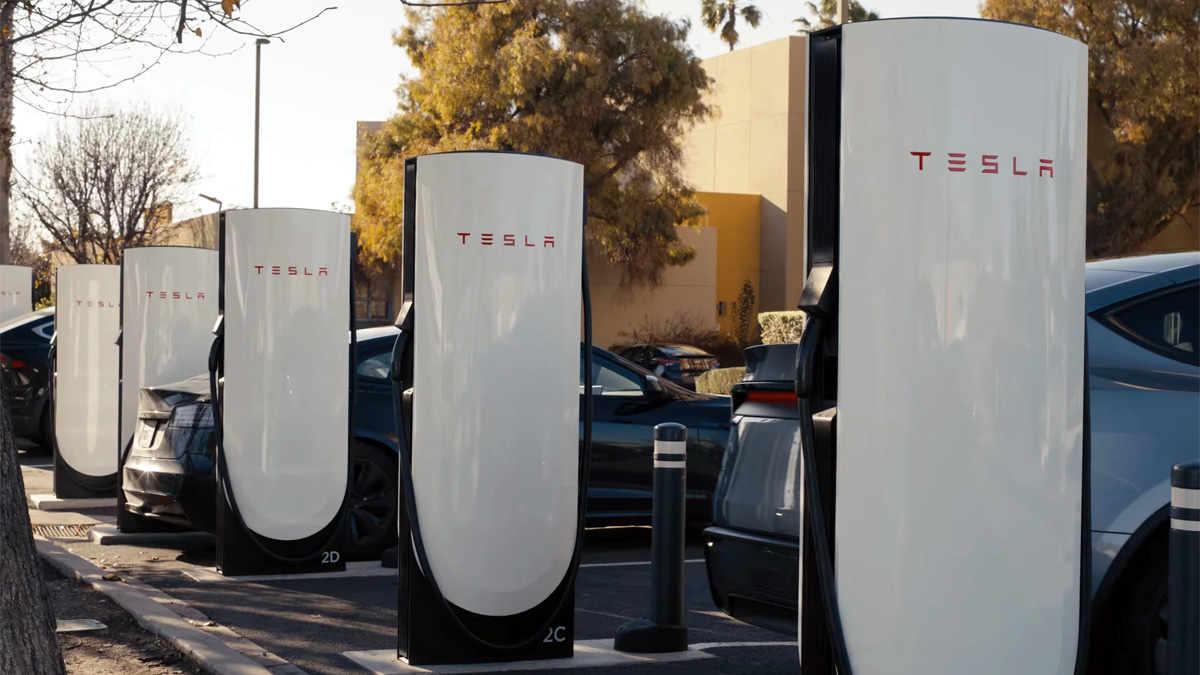 Електромобілі на станції Tesla Supercharger