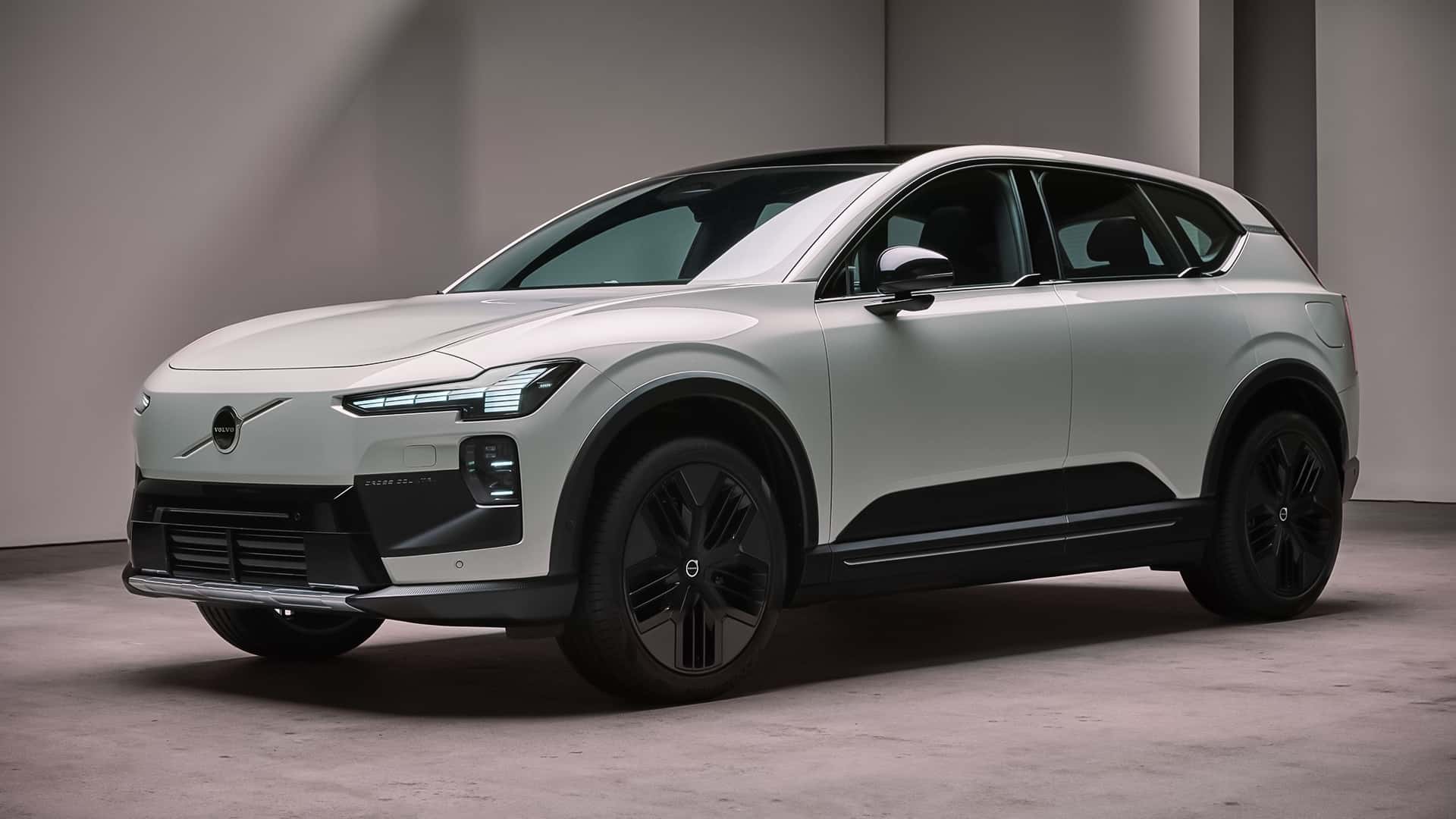 Вид с высоты на Volvo EX60 Cross Country