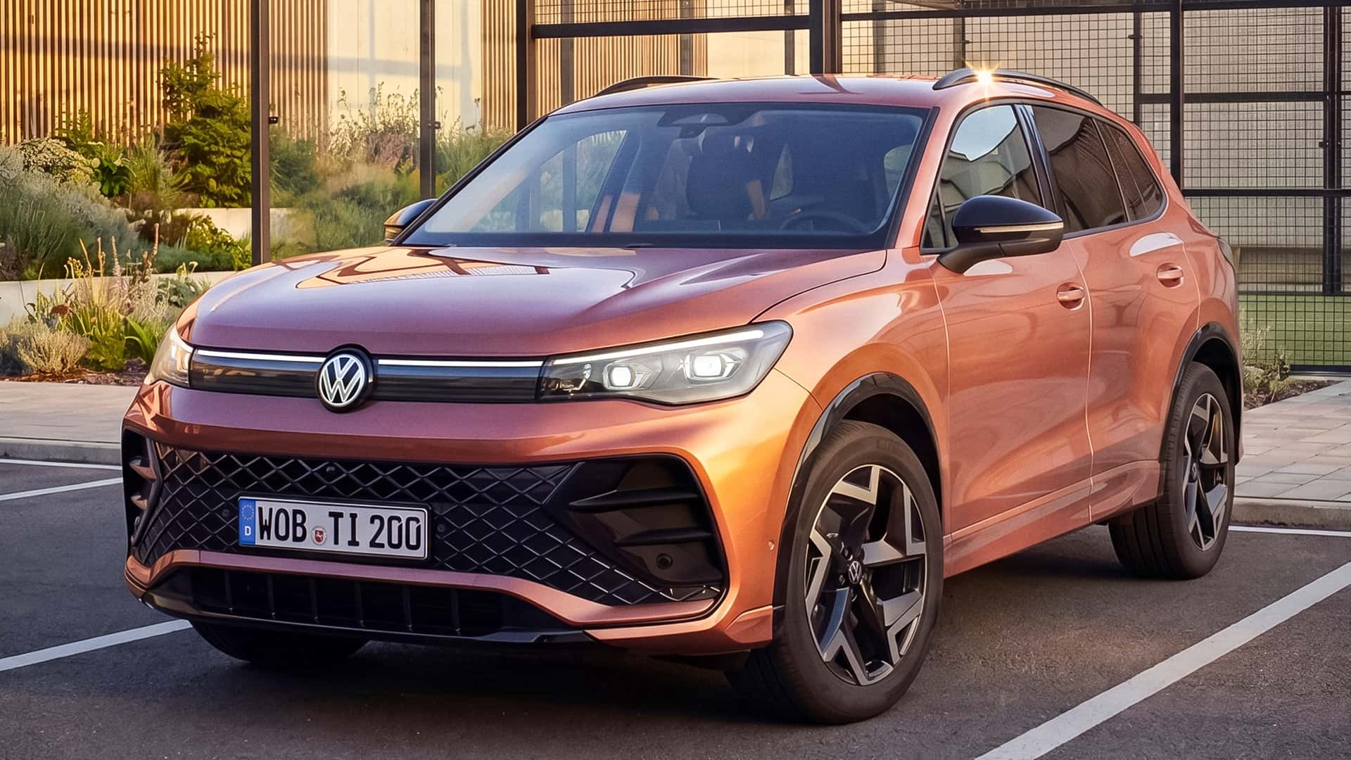 Вид спереди Volkswagen Tiguan Edition 20
