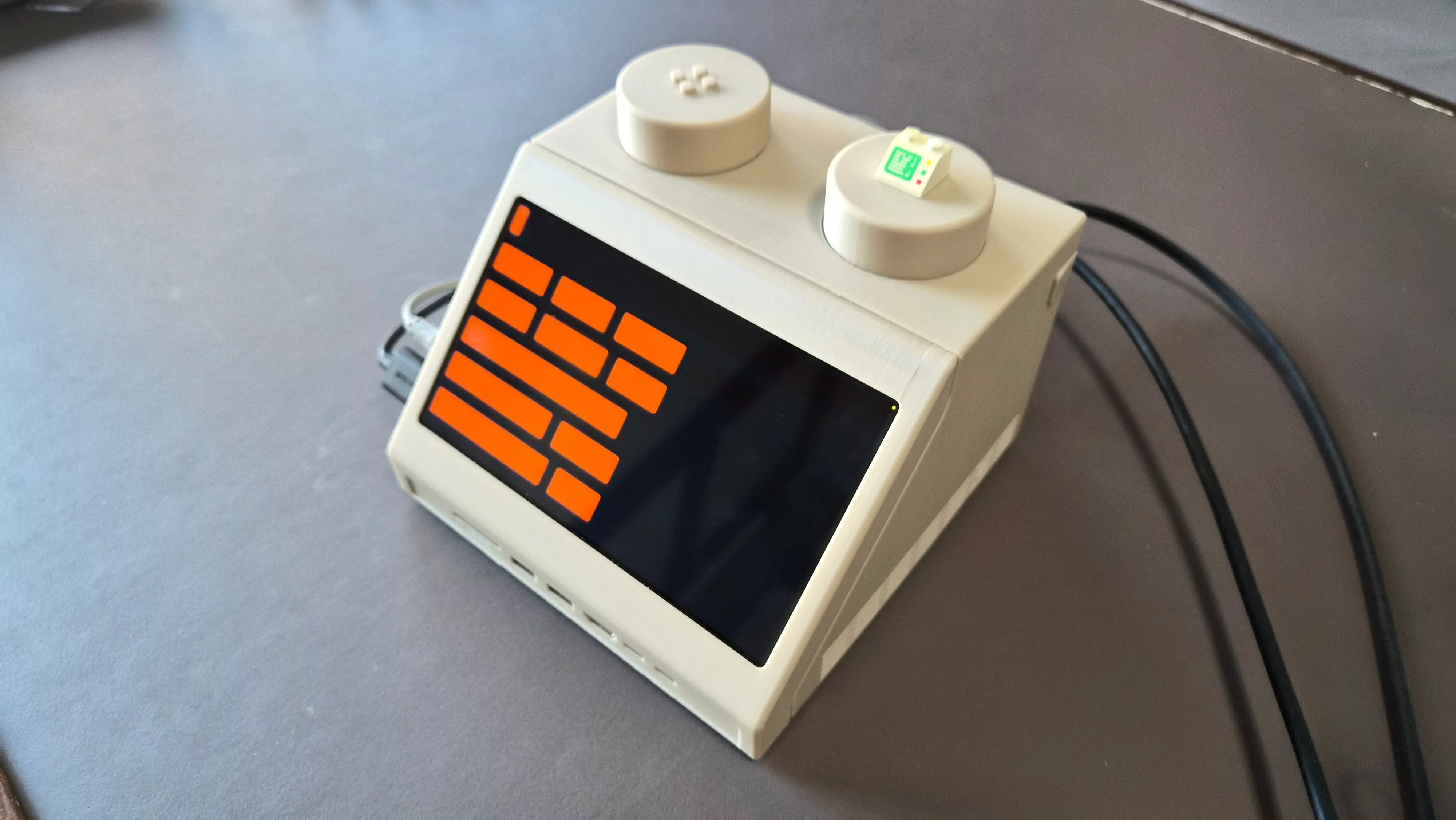 Наклонный блок LEGO в масштабе 10:1