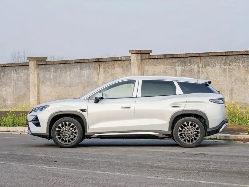 BYD Song Ultra EV серийная версия боковой вид